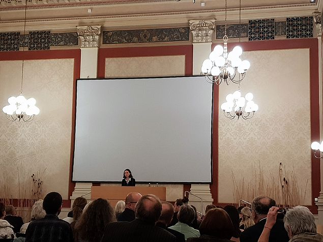 Donata Romizi hält im Kleinen Festsaal im Hauptgebäude der Universität Wien eine Ansprache für den Vortrag von Wilhelm Schmid