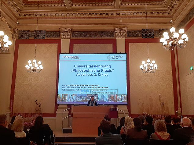 Viezrektorin Christa Schnabel hält eine Ansprache im Kleinen Festsaal im Hauptgebäude der Universität Wien