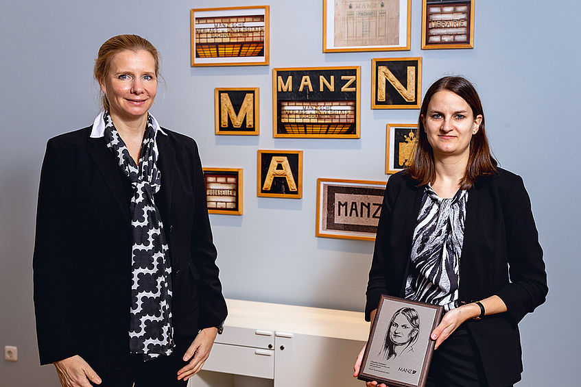 Alumna, Claudia Gabauer (Jahrgang 2016/17) mit dem Manz-Autorenpreis