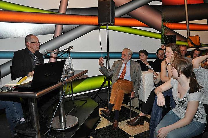 Konrad Paul Liessmann und Publikum im Café Korb
