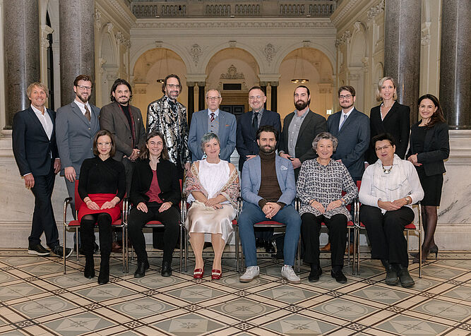 Gruppenfoto der Absolvent*innen und der wissenschaftlichen Leitung