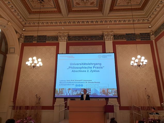 Absolvent, Christian Kreuzer, hält eine Rede im Kleinen Festsaal im Hauptgebäude der Universität Wien