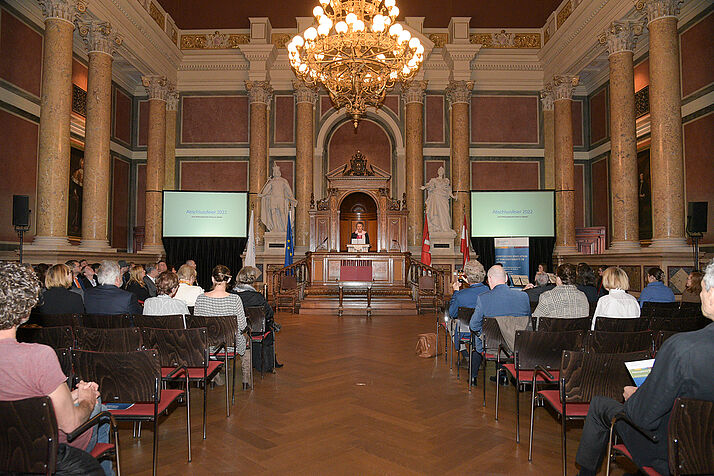 Vizerektorin Christa Schnabl hält Ansprache im Großer Festsaal im Hauptgebäude der Universität Wien