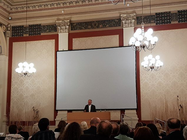 Wilhelm Schmid hält seinen Vortrag "Das Leben verstehen. Von den Erfahrungen eines philosophischen Seelsorgers." im Kleinen Festsaal
