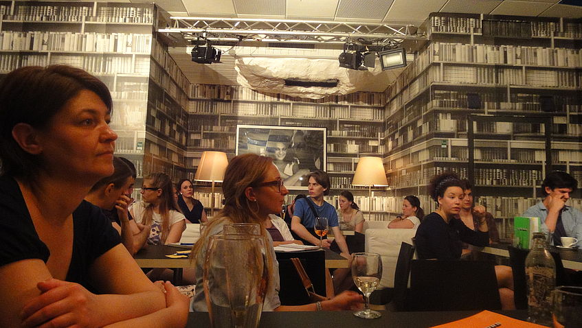 Publikum im Café Korb