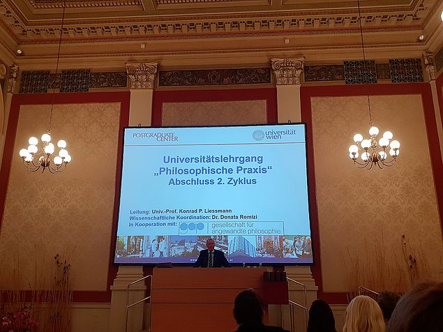 Konrad Paul Liessmann hält eine Rede im Kleinen Festsaal im Hauptgebäude der Universität Wien