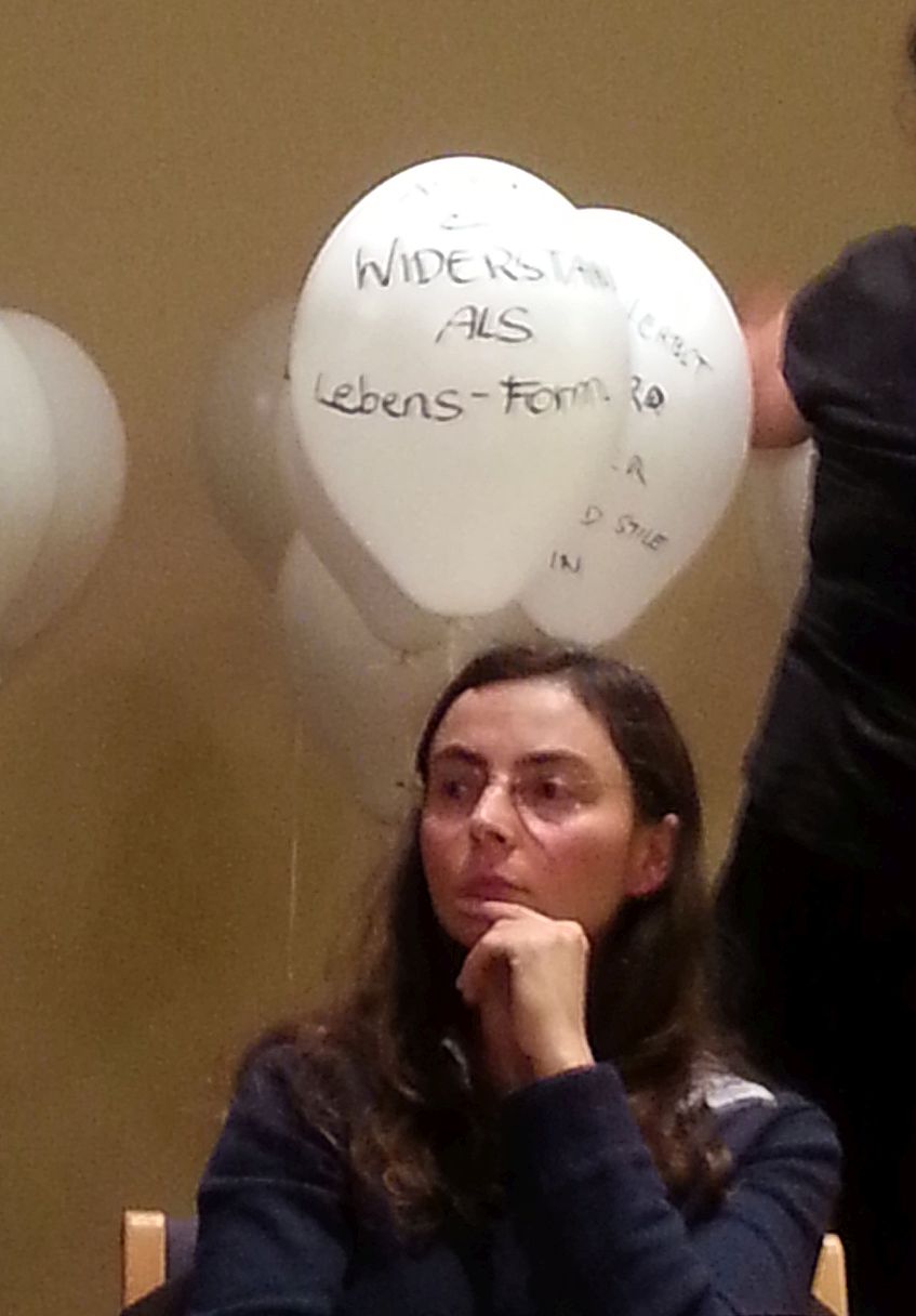 Donata Romizi; über ihr Luftballoon mit Aufschrift 